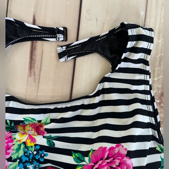 Torrid Swimsuit High Neck woman’s plus size 6 Floral One Piece Summer Beach - Picture 11 of 12